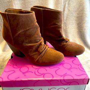 Various brands and styles. Size 10 shoes.